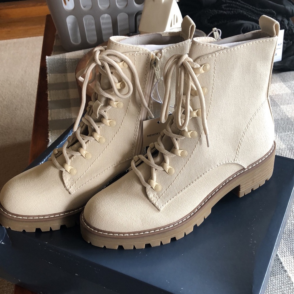 Universal Threads Cream Boots/size womens 8 1/2